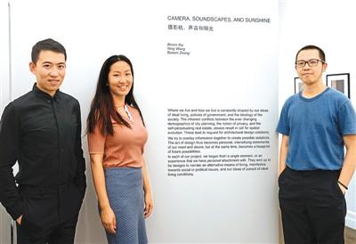 中國僑網(wǎng)圖為王寧(右),、謝瀕昕(中)和張博文在畫廊展廳內(nèi),。