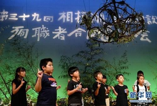 中國僑網(wǎng)7月30日,,在日本神奈川縣相模湖交流中心,,小學(xué)生合唱歌曲,悼念死難勞工,。 新華社記者馬平攝