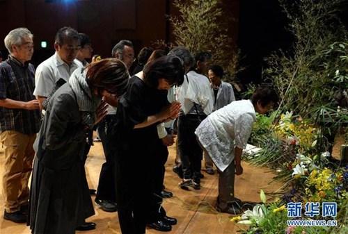 中國僑網(wǎng)7月30日,,在日本神奈川縣相模湖交流中心,人們參加追悼會,。新華社記者馬平攝