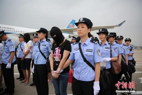 中國僑網(wǎng)資料圖:廣東警方將129名電信詐騙嫌疑人押解回廣州,。 中新社記者 粵警方 攝