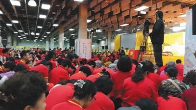 中國(guó)僑網(wǎng)“心靈法門(mén)”信徒在盧軍宏見(jiàn)面會(huì)上跪拜。受訪者供圖