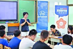 中國僑網(wǎng)想避免出現(xiàn)留學不適應癥,最好在出發(fā)前進行必要的行前培訓,圖為準留學生們在雙語夏令營接受導師指導,。 劉麗琴攝