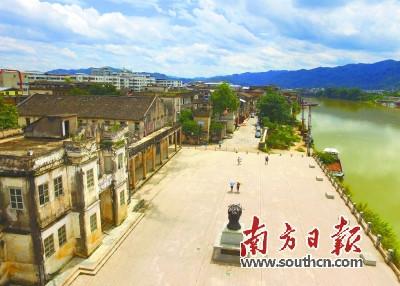中國僑網(wǎng)梅縣區(qū)松口鎮(zhèn)移民紀念廣場。何森垚 攝