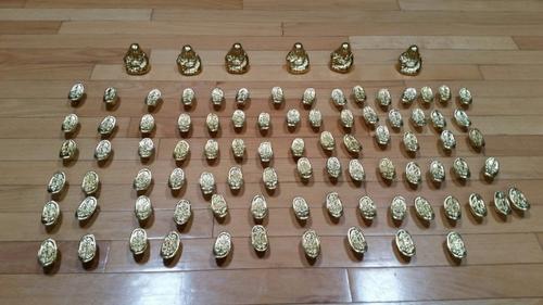 中國僑網(wǎng)兩名男子用來行騙的假金元寶和佛像。(美國《世界日報(bào)》)