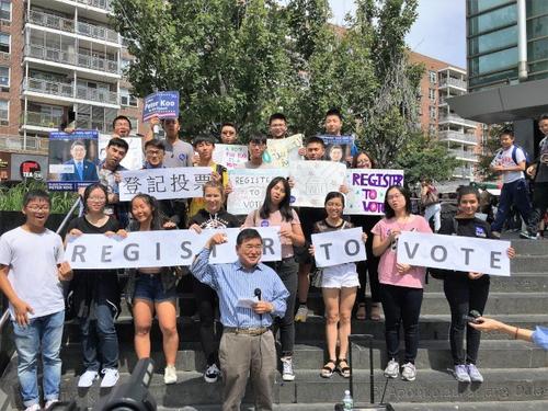 中國僑網(wǎng)顧雅明(前排)青年義工們呼吁民眾進(jìn)行選民登記并積極投票,。(美國《世界日?qǐng)?bào)》/朱蕾 攝)