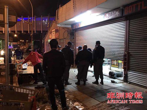 中國僑網南非自由州省華人店主徒手奪槍,,擊斃一匪徒。(南非《非洲時報》)
