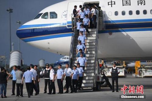 中國僑網(wǎng)8月5日,在長春龍嘉國際機場,77名電信詐騙犯罪嫌疑人從斐濟押解回國,。 張瑤 攝