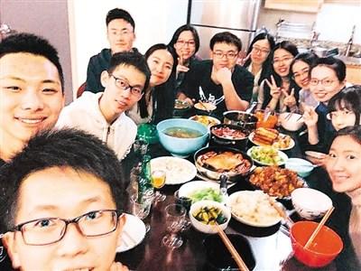 中國僑網(wǎng)王子銘(中)與同學(xué)分享自己做的美食