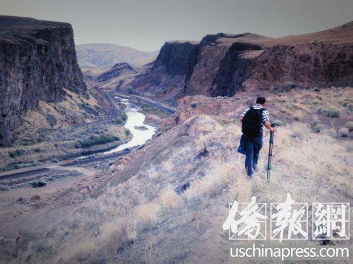 中國僑網(wǎng)圖為李炬沿著華工足跡探訪。(美國《僑報》)