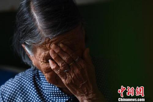 中國(guó)僑網(wǎng)72年前的8月15日,日本投降了。2017年8月15日,,中新社記者來到山西清徐縣,,探訪九十高齡的“慰安婦”幸存者郝月連,在她支支吾吾的話語中,依稀可以聽到“道歉”、“賠償”的未了夙愿?!№f亮 攝