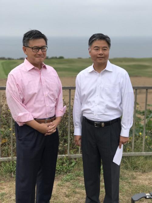 中國僑網(wǎng)聯(lián)邦眾議員劉云平(右)支持江俊輝(左)參選州長。(美國《世界日報》)