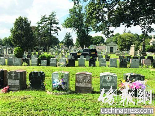 中國僑網(wǎng)8月16日,柏山墓園整天都有保安巡邏,。(美國《僑報》/王伊琳 攝)