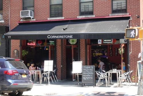 中國僑網(wǎng)紐約曼哈頓東村餐館Cornerstone Cafe,爆出服務(wù)員將華裔食客名字寫為Ching Chong的種族歧視事件。(美國《世界日報(bào)》/金春香 攝)