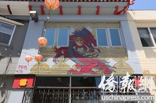 中國(guó)僑網(wǎng)中國(guó)城重慶路一幢建筑物上的抽象畫。(美國(guó)《僑報(bào)》/邱晨 攝)