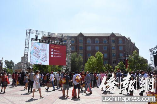 中國(guó)僑網(wǎng)圖為南加州大學(xué)迎來(lái)了熱鬧的開(kāi)學(xué)季,。(美國(guó)《僑報(bào)》/聶達(dá) 攝)