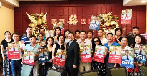中國僑網(wǎng)正全力沖擊布魯克林第38選區(qū)市議員席位的奧迪茲27日繼續(xù)在八大道華社拜票,。(美國《僑報》/崔國萁 攝)