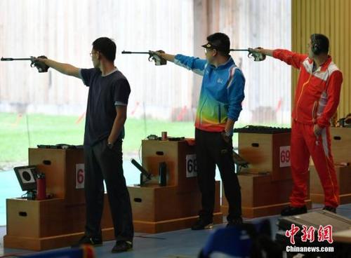 中國僑網(wǎng)8月28日,,天津團泊體育中心射擊館,,美籍華人選手石晶參加第十三屆全國運動會男子50米手槍預(yù)賽,,位列第18名,。圖為石晶(左一)與龐偉,、譚宗亮(右一)同臺競技,。 中新社記者 翟羽佳 攝