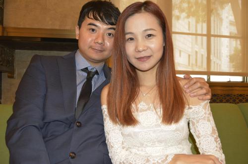 中國(guó)僑網(wǎng)鄒Serena(右)與黃Gaby(左)在七夕當(dāng)日登記結(jié)婚,。(美國(guó)《世界日?qǐng)?bào)》/俞姝含 攝)