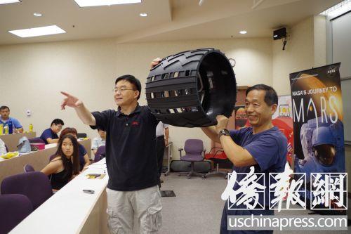 中國(guó)僑網(wǎng)這個(gè)火星車(chē)的輪子上的空洞,,是用二進(jìn)制表示的“JPL”。一路把JPL印在了火星表面上,。(美國(guó)《僑報(bào)》/蕭東 攝)