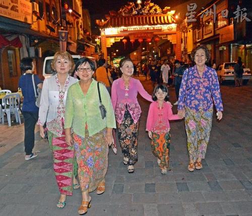 中國僑網(wǎng)大人小孩配合活動主題,,穿上歌巴雅出席文化旅游節(jié),。(馬來西亞《星洲日報》)