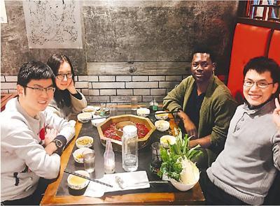 中國僑網(wǎng)葛佳超認(rèn)為,初到國外,,結(jié)識幾個好友有助于融入當(dāng)?shù)丨h(huán)境,,更快適應(yīng)新生活。 圖為葛佳超(右一)和好友一起聚餐,。