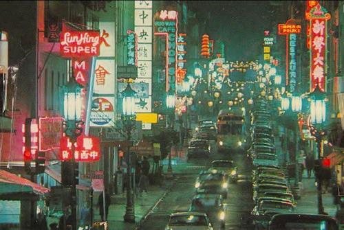 中國僑網(wǎng)1960年代的同一角度的華埠都板街,,可見許多商鋪外都有霓虹燈,。(美國《世界日?qǐng)?bào)》)