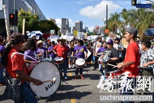中國僑網(wǎng)多個勞工團體公會組織在洛杉磯市中心進行鼓樂游行,。(美國《僑報》/翁羽 攝)