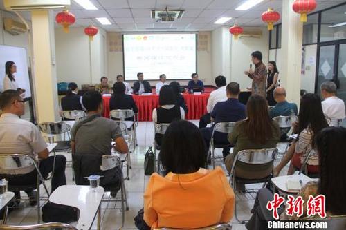 中國僑網(wǎng)由中國孔子學(xué)院總部,、雅加達(dá)華文教育協(xié)調(diào)機(jī)構(gòu)主辦,,印尼文化與教育部,、中國駐印尼大使館協(xié)辦的印尼首屆“HSK考試暨中國留學(xué).就職教育展”,,將于今年10月29日在印尼達(dá)國大學(xué)舉辦。圖為展會新聞發(fā)布會現(xiàn)場,?!×钟纻鳌z