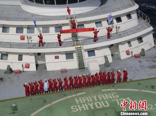 中國僑網(wǎng)中國籍船舶“海洋石油721”打出橫幅“海外護航千里行,,軍民情深一家親”,,向中國海軍第二十七批護航編隊官兵致敬,?!⌒靹P 攝