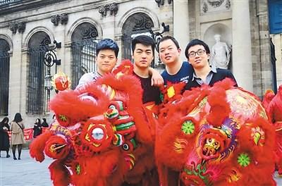 中國(guó)僑網(wǎng)在節(jié)日之際,,法國(guó)當(dāng)?shù)厝A僑華人會(huì)舉辦一些與中國(guó)傳統(tǒng)文化相關(guān)的活動(dòng)。 圖為宋正鐸(右二)在法國(guó)波爾多市政府前參與舞獅活動(dòng),。