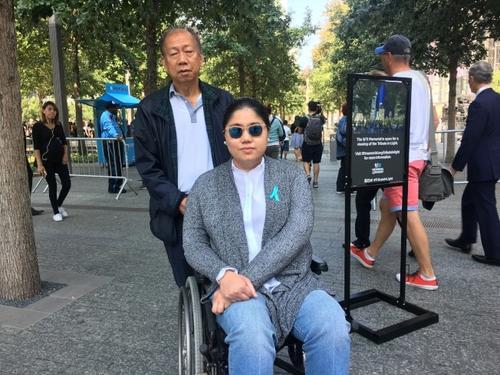 中國僑網(wǎng)柯務(wù)使(左)和柯妮可(右)父女前來緬懷柯瑞思,。(美國《世界日?qǐng)?bào)》/李碩 攝)