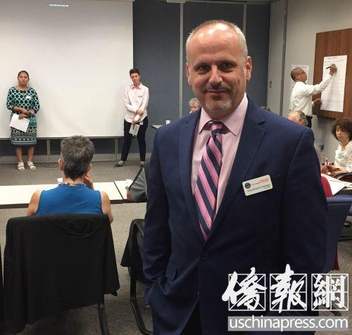 中國僑網(wǎng)橙縣人際關系委員會主席斯汀伯格,。(美國《僑報》/尚穎 攝)