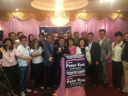 中國僑網(wǎng)初選獲勝后,,顧雅明的支持者到場慶祝他邁向第三個任期,。(美國《世界日報》/朱蕾 攝)