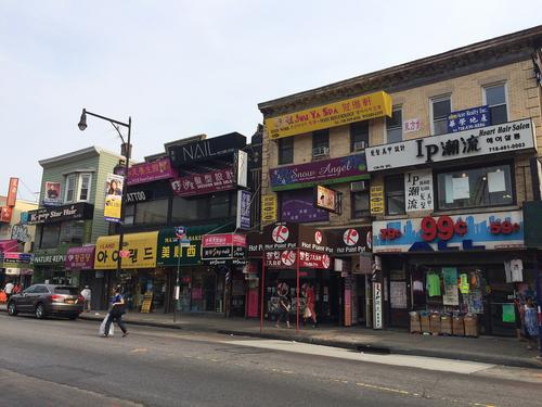 中國僑網(wǎng)紐約市皇后區(qū)法拉盛一家99美分商店和其它商家連成一線。(美國中文網(wǎng))