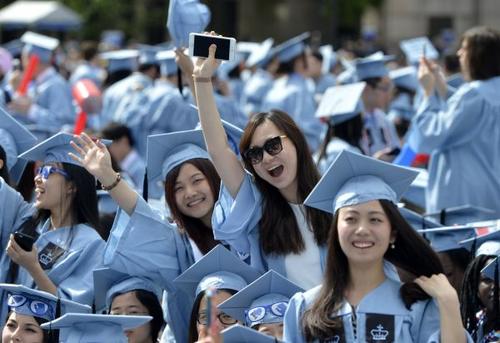中國僑網(wǎng)資料圖片:2015年5月20日,幾名來自中國的國際學(xué)生在哥倫比亞大學(xué)畢業(yè)典禮上,。新華社記者 王雷 攝