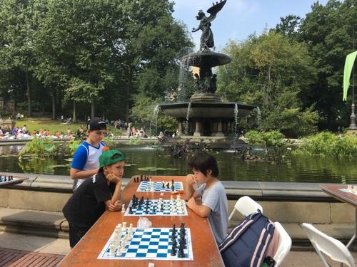 中國僑網(wǎng)第17屆校內(nèi)西洋棋公園賽,不少華生參賽。(美國《世界日?qǐng)?bào)》 李碩/攝)