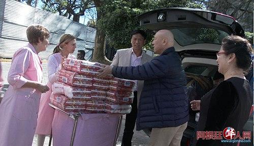 中國僑網(wǎng)該院副院長Ruben ALMADA 先生對旅阿華人的善舉表示衷心感謝。(阿根廷華人網(wǎng))