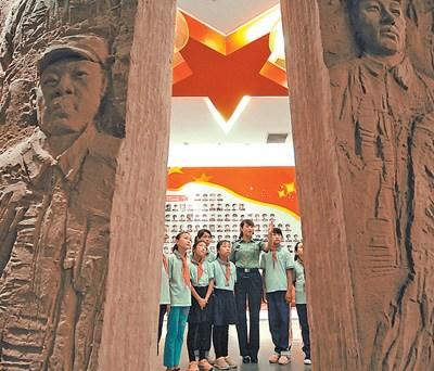 中國(guó)僑網(wǎng)9月18日,,河北省邢臺(tái)縣漿水完全小學(xué)的學(xué)生們來(lái)到中國(guó)人民抗日軍政大學(xué)陳列館,,聆聽抗戰(zhàn)英雄事跡,銘記歷史,,激發(fā)愛(ài)國(guó)熱情,。(史自強(qiáng) 攝)