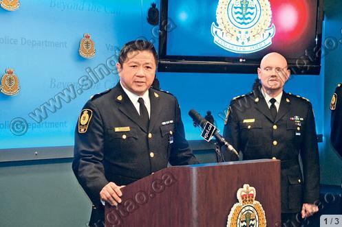 中國(guó)僑網(wǎng)榮升溫市副警察局長(zhǎng)的周偉儀(左),旁為溫市警察局長(zhǎng)帕爾默,。(加拿大《星島日?qǐng)?bào)》)