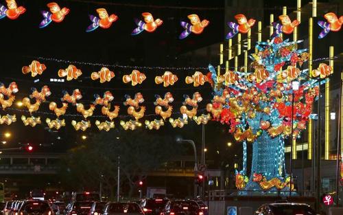 中國僑網(wǎng)今年的燈飾造型靈感來自早年玻璃紙燈籠設(shè)計,。(新加坡《聯(lián)合早報》/梁偉康 攝)
