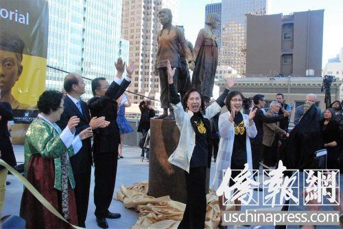中國(guó)僑網(wǎng)眾嘉賓為慰安婦紀(jì)念碑揭幕后熱烈鼓掌。前法官郭麗蓮和鄧孟詩(shī)更是難掩心中的喜悅,,為成功豎立紀(jì)念銅像歡呼,。(僑報(bào)記者吳卓明攝)