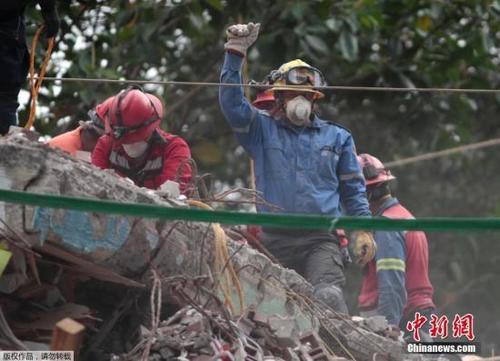 中國僑網(wǎng)當?shù)貢r間9月21日,,墨西哥首都墨西哥城地震救援人員舉起拳頭示意保持安靜,,這樣才能更好的聽到廢墟下的聲音。
