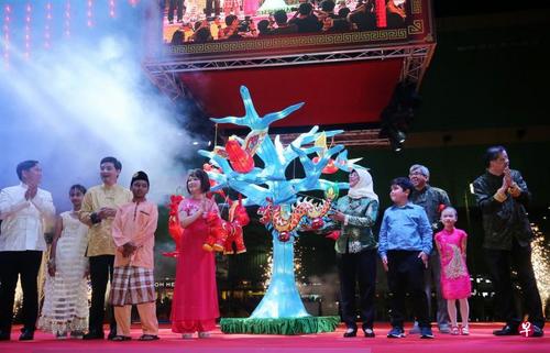 中國僑網(wǎng)總統(tǒng)哈莉瑪(前排右三)連同通訊及新聞部長雅國博士(后排右),、總理公署高級政務(wù)部長王志豪(左三),、惹蘭勿剎集選區(qū)議員梁莉莉醫(yī)生(左五)等人,一起為牛車水中秋2017慶?;顒又鞒至翢魞x式,。(新加坡《聯(lián)合早報》/林國明 攝)