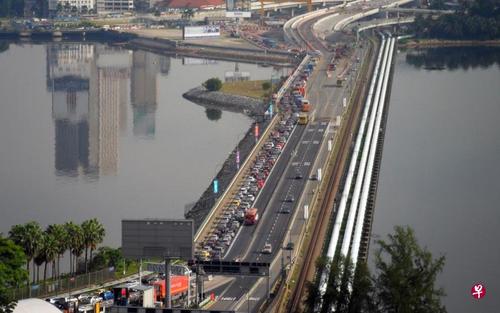 中國僑網(wǎng)新加坡移民與關(guān)卡局將逐步針對以汽車通關(guān)的旅客推廣BioScreen指紋認(rèn)證系統(tǒng)的試驗(yàn),旅客通關(guān)時(shí)間預(yù)料會因此更長,。(新加坡《聯(lián)合早報(bào)》檔案照)