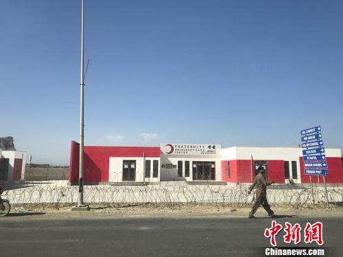 中國(guó)僑網(wǎng)“中巴博愛(ài)醫(yī)療急救中心”于2017年5月7日在巴基斯坦瓜達(dá)爾港落成,,該急救中心包括急救設(shè)備,、急救車(chē)輛等,,由中國(guó)紅十字基金會(huì)絲路博愛(ài)基金整體援建,?!〖t十字基金會(huì) 攝