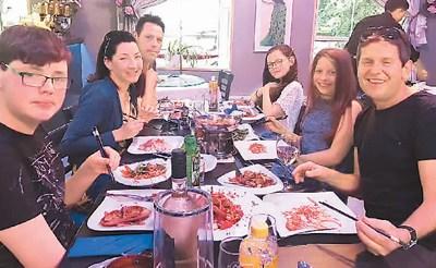 中國(guó)僑網(wǎng)圖為外國(guó)朋友在謝傳銘的中餐館用餐,。謝傳銘攝
