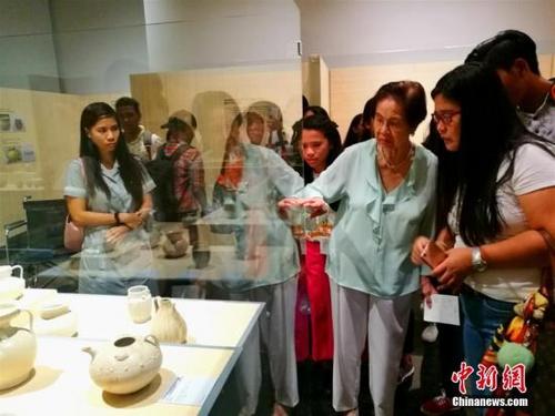 中國僑網(wǎng)9月30日是“菲律賓發(fā)現(xiàn)的宋元福建陶瓷展”的最后一天,,菲律賓一所高中的數(shù)十位師生前往馬尼拉阿亞拉博物館參觀,。圖為莊良有女士(右二)在講解千年前中國貿(mào)易陶瓷來到菲律賓的故事,。中新社記者 關向東 攝