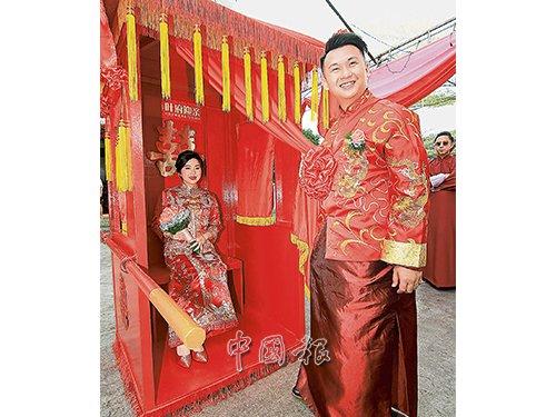 中國僑網(wǎng)葉松俊以花嬌迎娶嬌妻莫渭霞,,成為江沙利民加地新村的佳話,。(馬來西亞《中國報》)