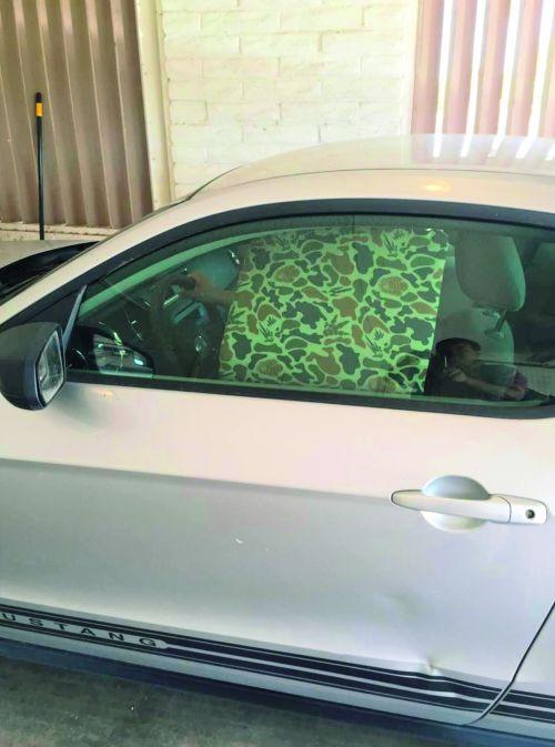 中國僑網(wǎng)防彈盾放置在車中的基本樣子,。(美國《僑報(bào)》)