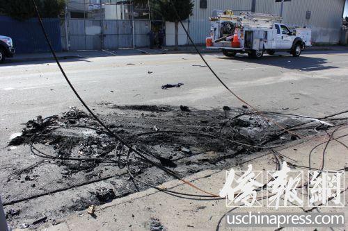 中國僑網(wǎng)車禍現(xiàn)場被撞毀的轎車痕跡,。(美國《僑報》/高睿 攝)